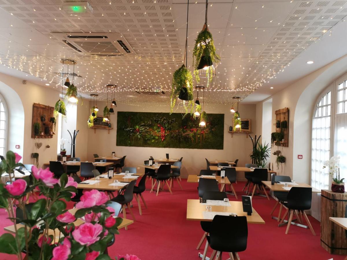Hotel Restaurant Le Lion D'Or Gemozac Bagian luar foto